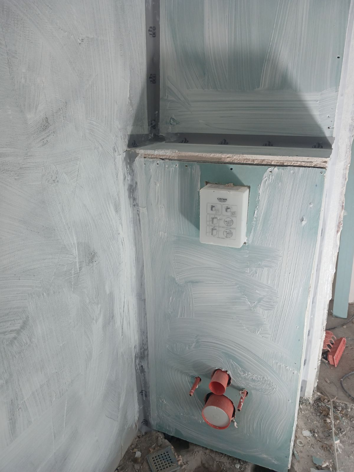 osnoven remont na apartament v plovdiv remont na banq 765.jpg postavqne na hidroizolaciq i kufar ot gipsokarton